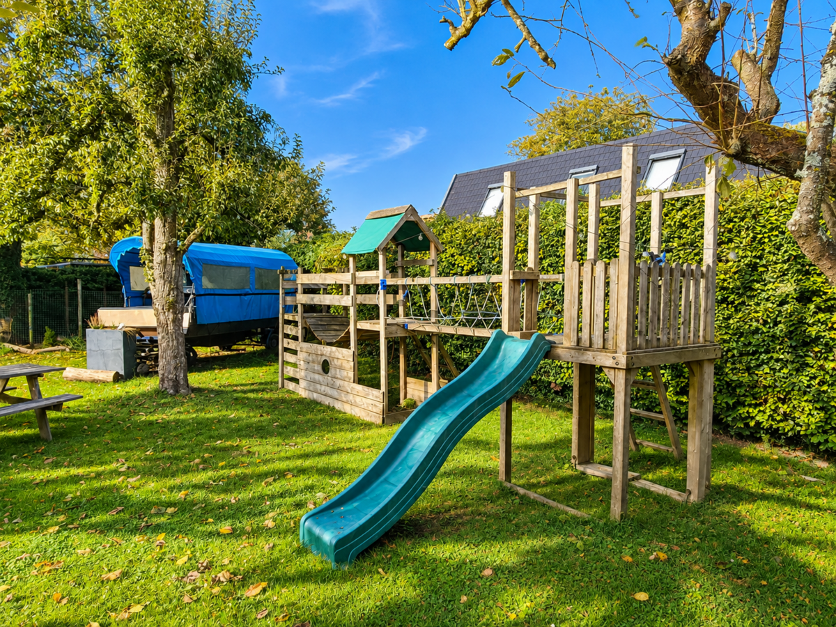 achtertuin_met_houten_speeltuin.png