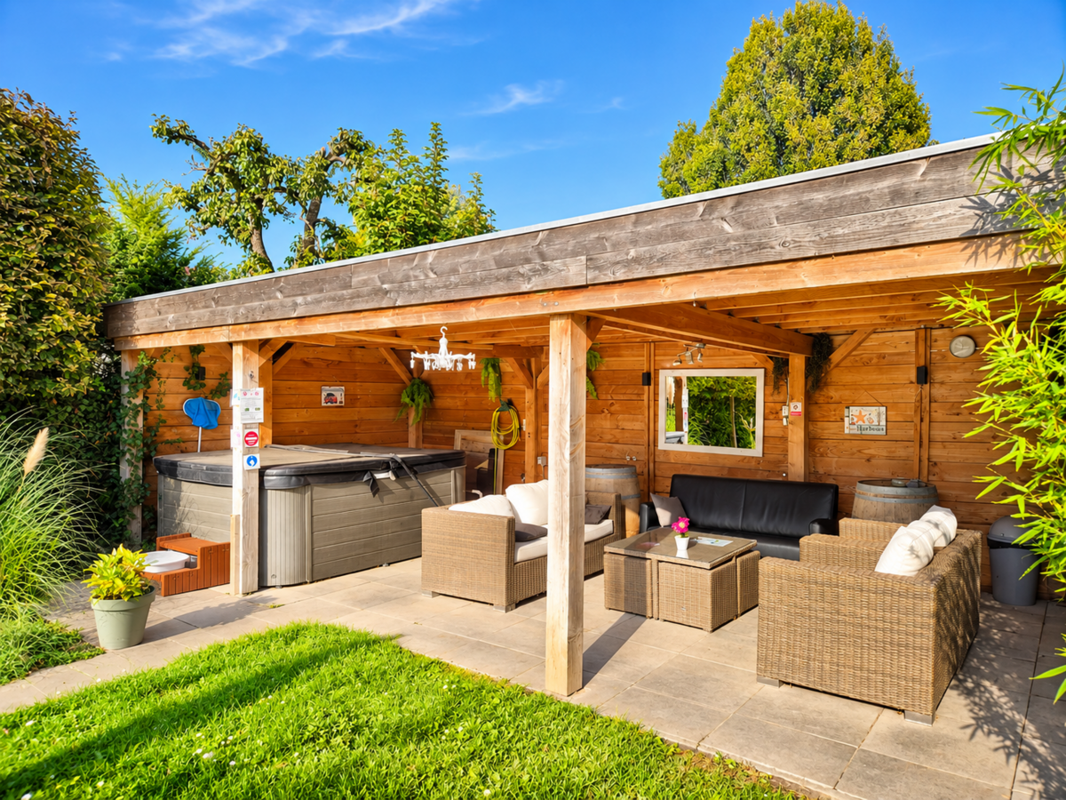 tuinlounge_met_jacuzzi_onder_pergola.png