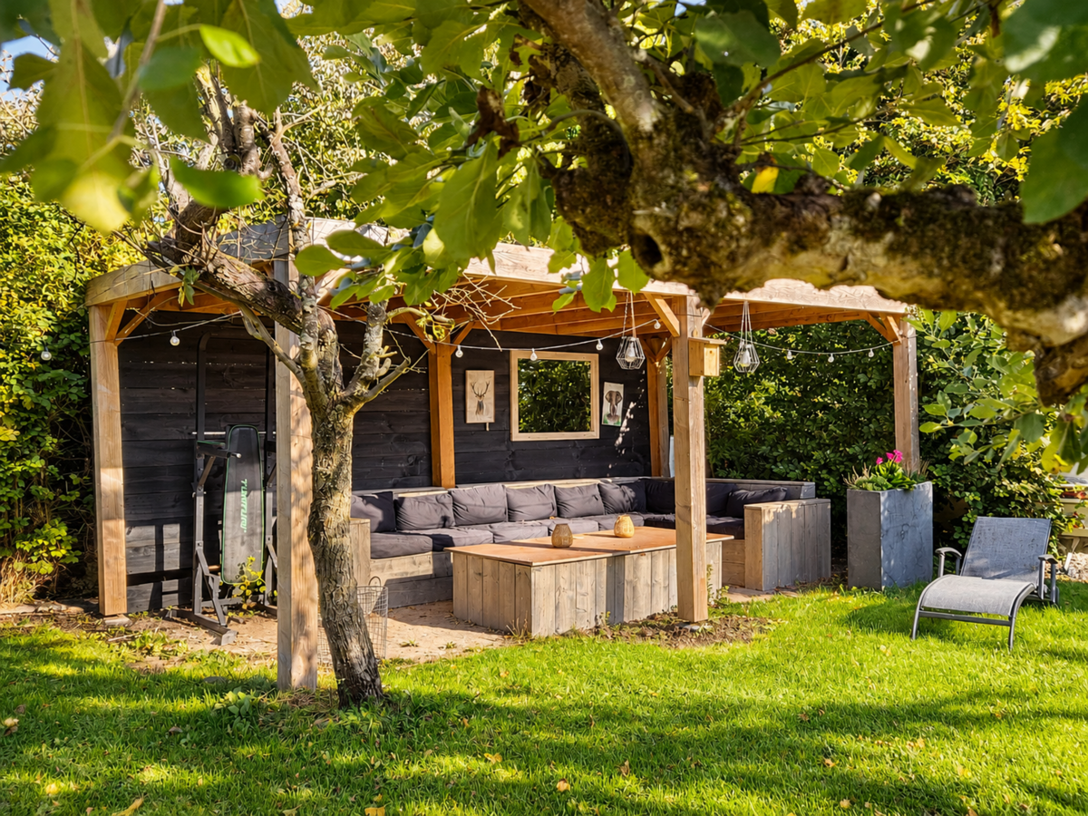 tuinpergola_met_sfeervolle_loungehoek.png