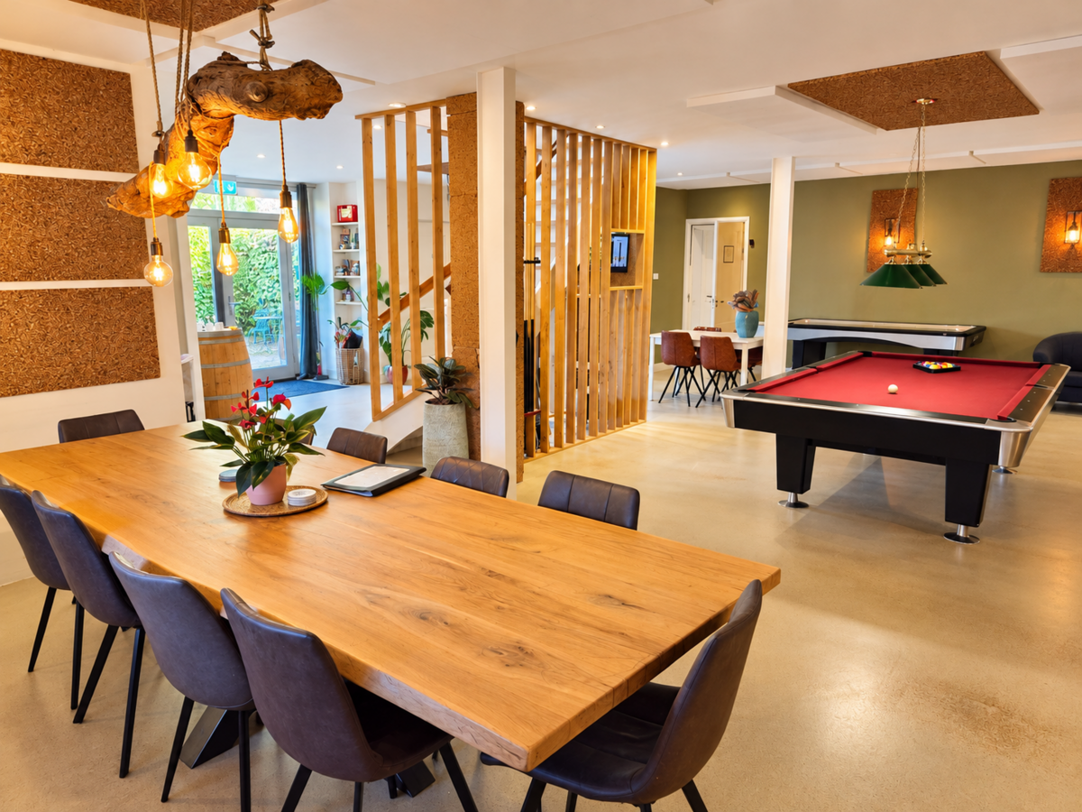 Leefruimte_met_biljarttafel_en_houten_eettafel.png